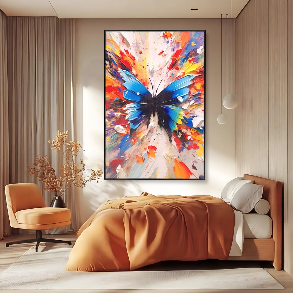 Tablou canvas cu tablou canvas cu fluture albastru, in rama de aluminiu negru, pe perete intr-un dormitor